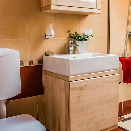 شقة Riverside Pines With Balcony - With Balcony Luče